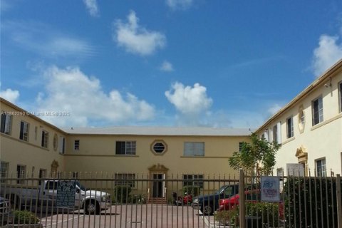 Condo in Miami, Florida, 2 bedrooms № 1890672 - photo 12