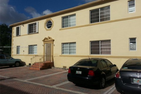 Condo in Miami, Florida, 2 bedrooms № 1890672 - photo 2