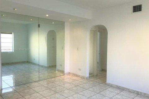 Condo in Miami, Florida, 2 bedrooms № 1890672 - photo 3