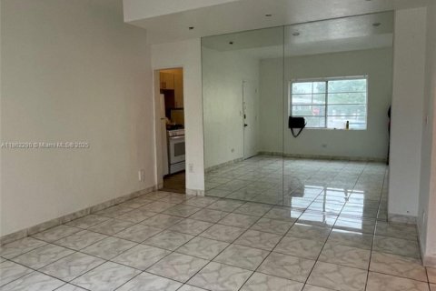 Condo in Miami, Florida, 2 bedrooms № 1890672 - photo 4