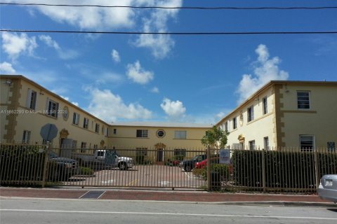 Condo in Miami, Florida, 2 bedrooms № 1890672 - photo 1
