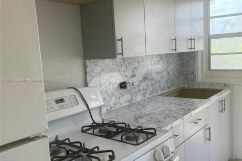 Condo in Miami, Florida, 2 bedrooms № 1890672 - photo 6