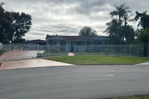 House in Miami Gardens, Florida 4 bedrooms, 102.56 sq.m. № 1996681