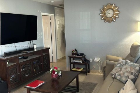 Villa ou maison à vendre à Miami Gardens, Floride: 4 chambres, 102.56 m2 № 1996681 - photo 23