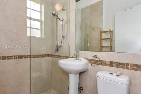 Condominio en venta en Miami Beach, Florida, 1 dormitorio, 68.47 m2 № 2035530 - foto 17