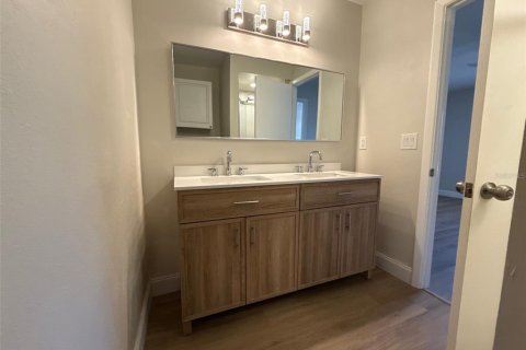 Condo in Palm Harbor, Florida, 2 bedrooms № 2214065 - photo 19