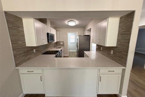 Condo in Palm Harbor, Florida, 2 bedrooms № 2214065 - photo 10