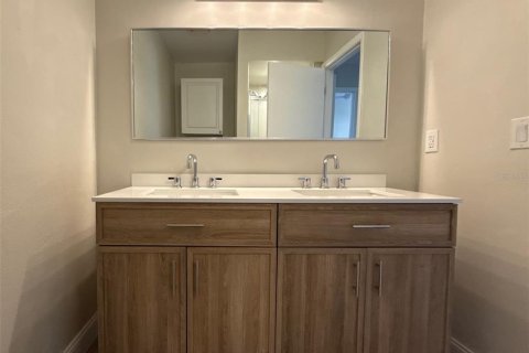 Condo in Palm Harbor, Florida, 2 bedrooms № 2214065 - photo 18
