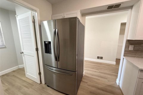 Condo in Palm Harbor, Florida, 2 bedrooms № 2214065 - photo 7