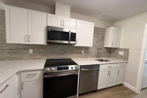 Condo in Palm Harbor, Florida, 2 bedrooms № 2214065 - photo 5