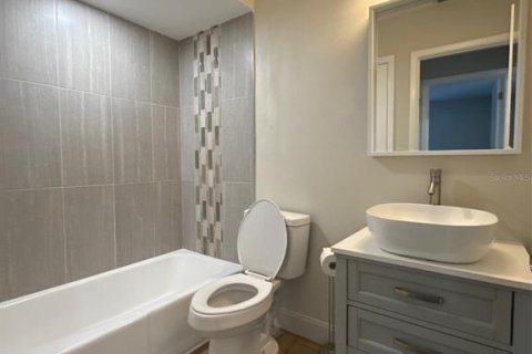 Condo in Palm Harbor, Florida, 2 bedrooms № 2214065 - photo 26