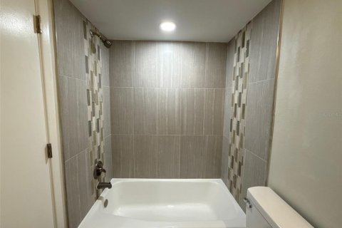 Condo in Palm Harbor, Florida, 2 bedrooms № 2214065 - photo 27
