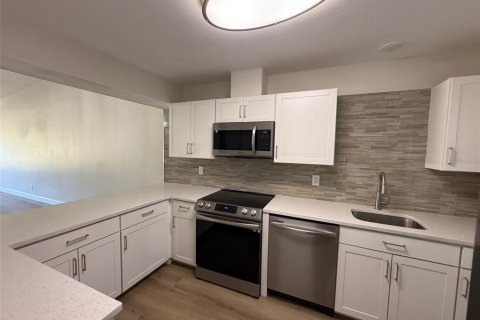 Condo in Palm Harbor, Florida, 2 bedrooms № 2214065 - photo 4