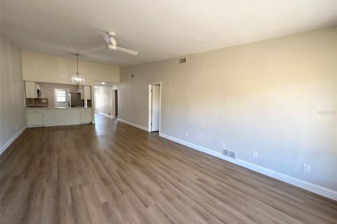 Condo in Palm Harbor, Florida, 2 bedrooms № 2214065 - photo 11