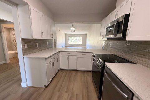 Condo in Palm Harbor, Florida, 2 bedrooms № 2214065 - photo 3