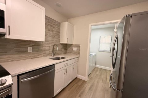Condo in Palm Harbor, Florida, 2 bedrooms № 2214065 - photo 6