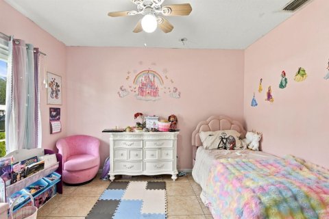 House in Port St. Lucie, Florida 3 bedrooms, 137.22 sq.m. № 2378662 - photo 12