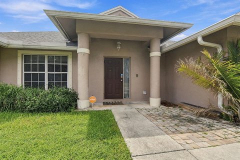 House in Port St. Lucie, Florida 3 bedrooms, 137.22 sq.m. № 2378662 - photo 2