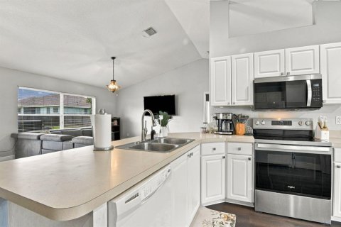 House in Port St. Lucie, Florida 3 bedrooms, 137.22 sq.m. № 2378662 - photo 9
