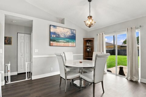 House in Port St. Lucie, Florida 3 bedrooms, 137.22 sq.m. № 2378662 - photo 6
