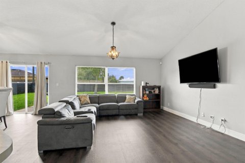 House in Port St. Lucie, Florida 3 bedrooms, 137.22 sq.m. № 2378662 - photo 5