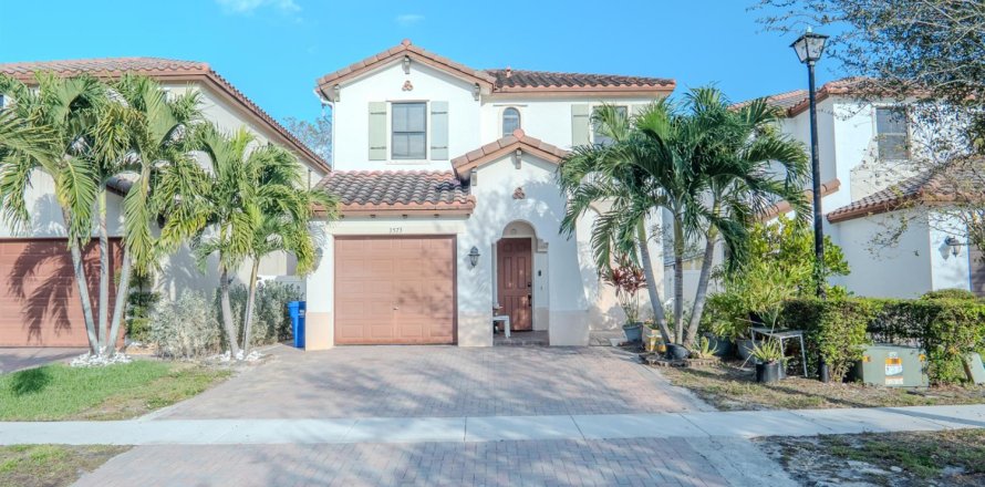 Villa ou maison à Miramar, Floride 4 chambres, 162.76 m2 № 2146332