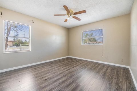 House in Saint Petersburg, Florida 3 bedrooms, 190.73 sq.m. № 1538396 - photo 18