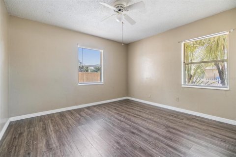 House in Saint Petersburg, Florida 3 bedrooms, 190.73 sq.m. № 1538396 - photo 17