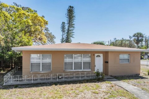 House in Saint Petersburg, Florida 3 bedrooms, 190.73 sq.m. № 1538396 - photo 1