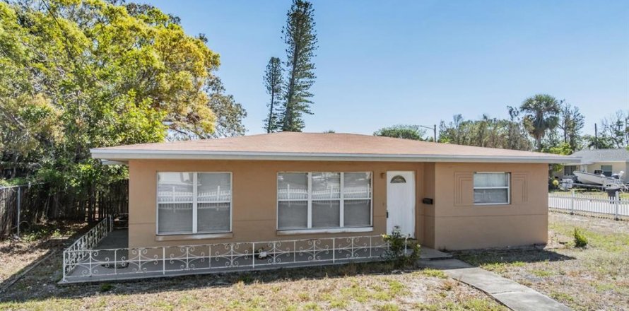 House in Saint Petersburg, Florida 3 bedrooms, 190.73 sq.m. № 1538396