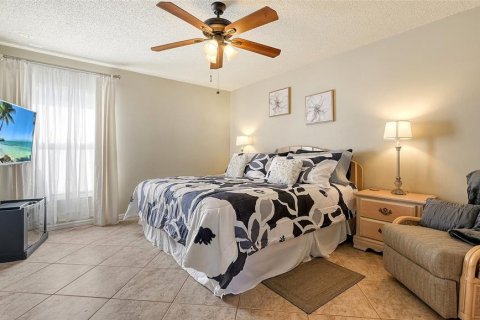 House in Sarasota, Florida 3 bedrooms, 126.16 sq.m. № 2212283 - photo 19
