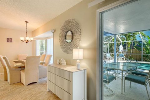 House in Sarasota, Florida 3 bedrooms, 126.16 sq.m. № 2212283 - photo 12