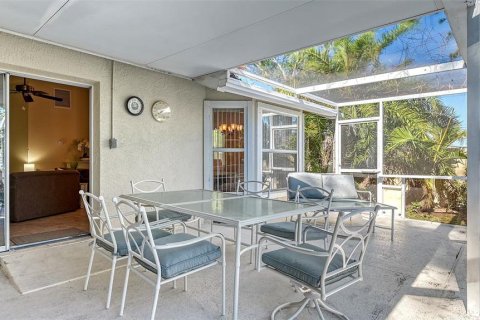House in Sarasota, Florida 3 bedrooms, 126.16 sq.m. № 2212283 - photo 11