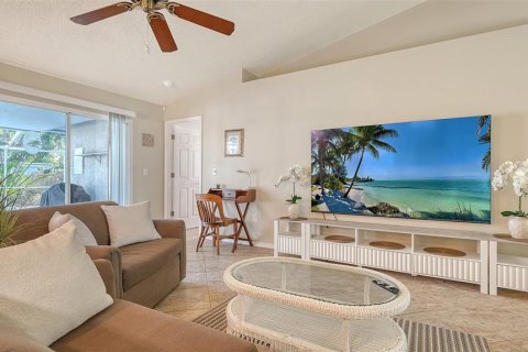House in Sarasota, Florida 3 bedrooms, 126.16 sq.m. № 2212283 - photo 18
