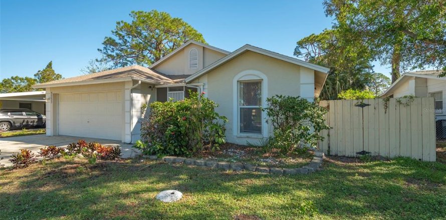 House in Sarasota, Florida 3 bedrooms, 126.16 sq.m. № 2212283