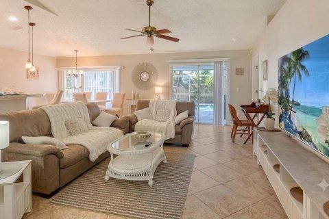 House in Sarasota, Florida 3 bedrooms, 126.16 sq.m. № 2212283 - photo 3