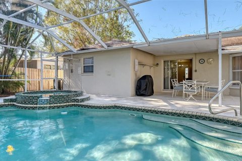 House in Sarasota, Florida 3 bedrooms, 126.16 sq.m. № 2212283 - photo 9