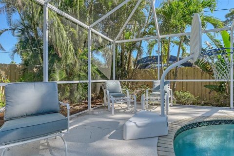 House in Sarasota, Florida 3 bedrooms, 126.16 sq.m. № 2212283 - photo 5