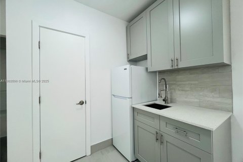 Casa en alquiler en North Miami, Florida, 473.24 m2 № 1954272 - foto 1