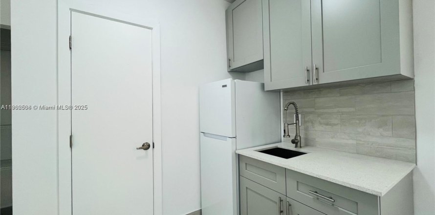 Estudio en North Miami, Florida № 1954272
