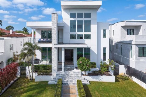House in Saint Petersburg, Florida 4 bedrooms, 400.13 sq.m. № 2166585