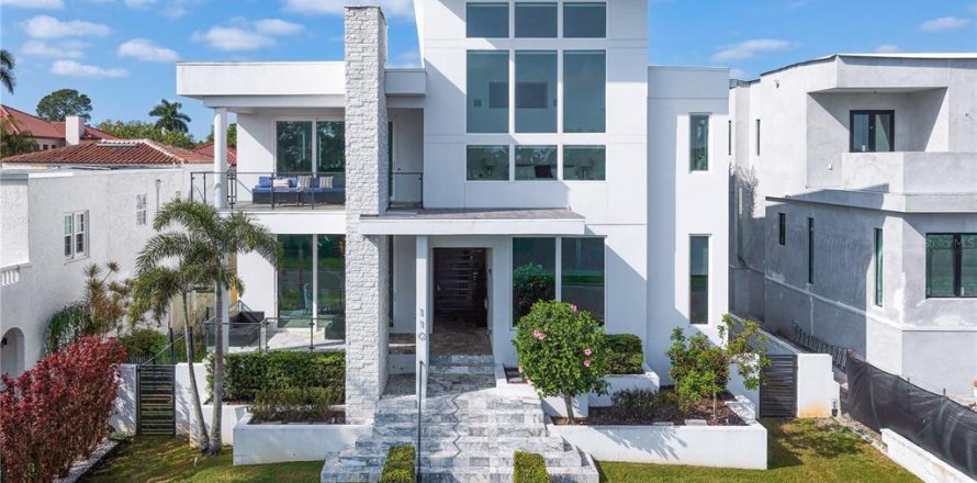 House in Saint Petersburg, Florida 4 bedrooms, 400.13 sq.m. № 2166585