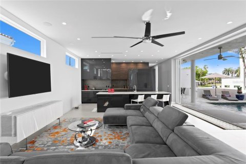 House in Saint Petersburg, Florida 4 bedrooms, 400.13 sq.m. № 2166585 - photo 8