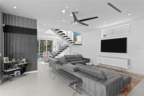 House in Saint Petersburg, Florida 4 bedrooms, 400.13 sq.m. № 2166585 - photo 12
