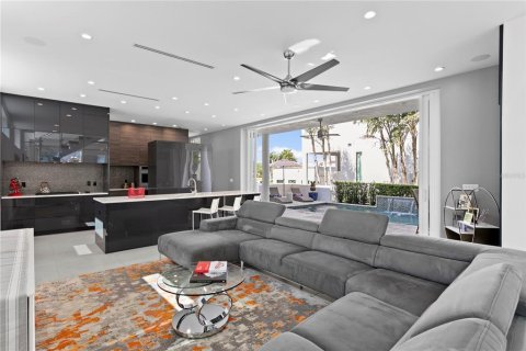 House in Saint Petersburg, Florida 4 bedrooms, 400.13 sq.m. № 2166585 - photo 10