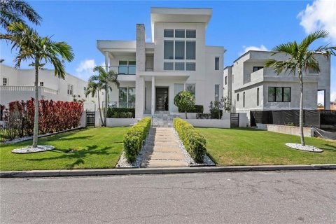 House in Saint Petersburg, Florida 4 bedrooms, 400.13 sq.m. № 2166585 - photo 2