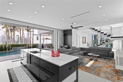 House in Saint Petersburg, Florida 4 bedrooms, 400.13 sq.m. № 2166585 - photo 5