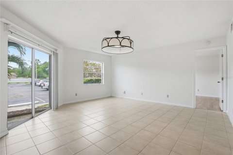 Condo in Saint Petersburg, Florida, 2 bedrooms № 2224283 - photo 4