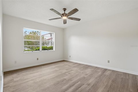 Condo in Saint Petersburg, Florida, 2 bedrooms № 2224283 - photo 11