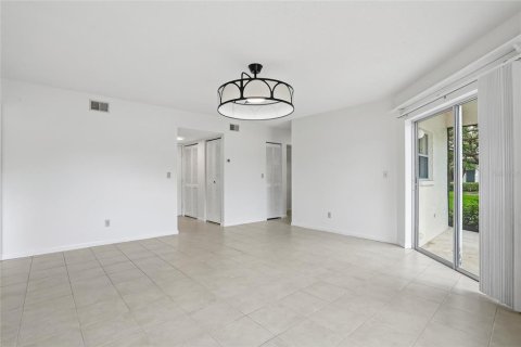 Condo in Saint Petersburg, Florida, 2 bedrooms № 2224283 - photo 6